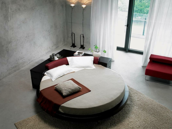 kleines-schlafzimmer-mit-einem-schönen-rundbett-graue wand und weiße gardinen