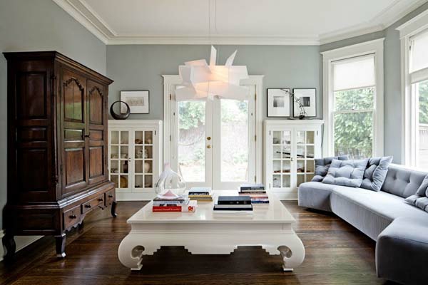 kleines-wohnzimmer-einrichten-kreatie-ideen-graues sofa mit dekokissen