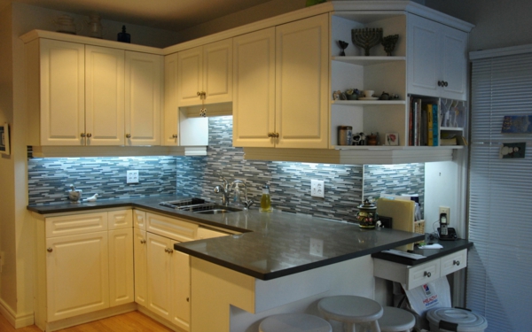 küchenarbeitsplatte-aus-quartz-schränke in weiß und barhocker