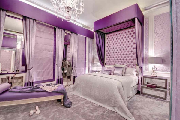 lila-schlafzimmer-aristokratisch-aussehen-schöner kronleuchter