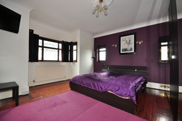 lila-schlafzimmer-schönes-bett-kleines-zimmer-teppich-rosige farbe