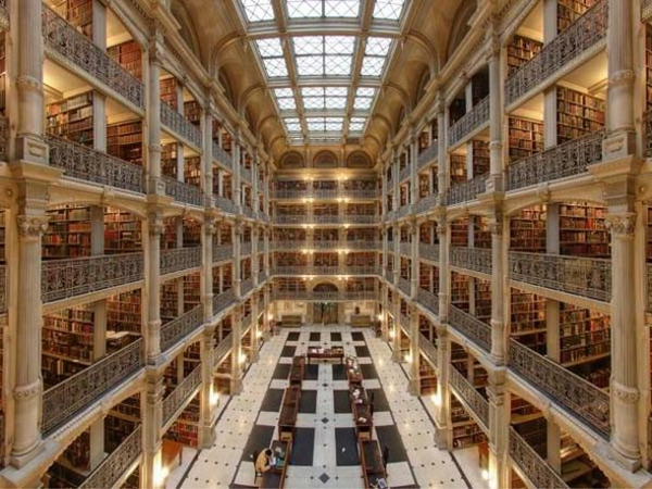 literatur-bestseller-liste-in-einer-wunderschönen-bibliothek-sehr viele etagen