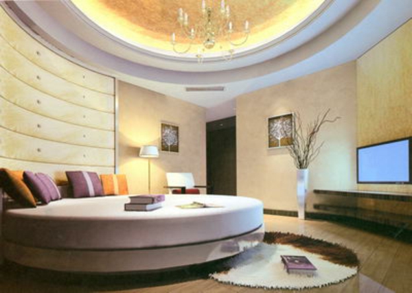 luxuriöses-schlafzimmer-moderne-beleuchtung-viele dekokissen