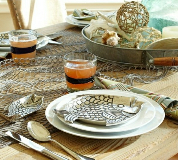 maritime-Tisch-Dekoration-selber-basteln-Fischnetz-Ideen-Karpfen-Teller-modern- kreativ gestaltete teller