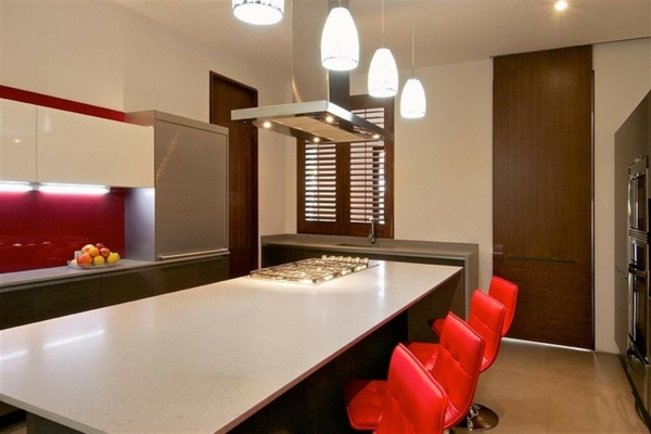 minimalistische-küche-viele-rote-barhocker-vier lampen hängen über dem kochinsel
