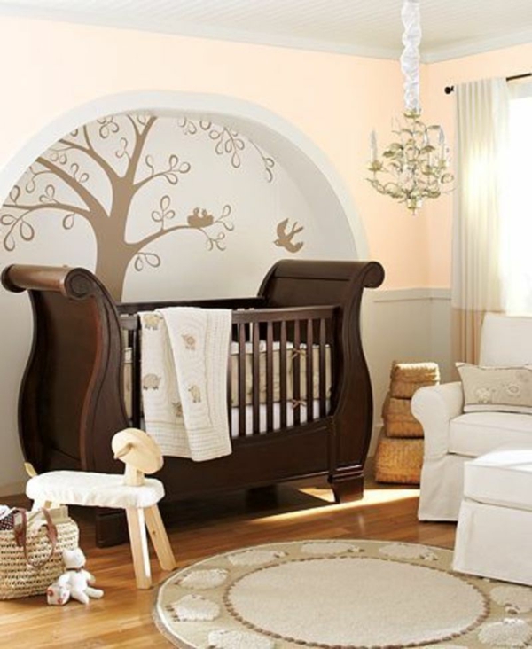 wunderschönes babyzimmer mit einem hölzernen bettchen und interessanter wandgestaltung