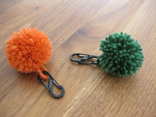 mit-wolle-basteln-schlüsselanhänger-orange und grüne farbe
