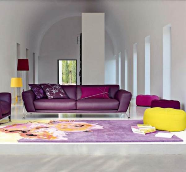 moderne-dekoideen-für-wohnzimmer-super teppich und gelber hocker