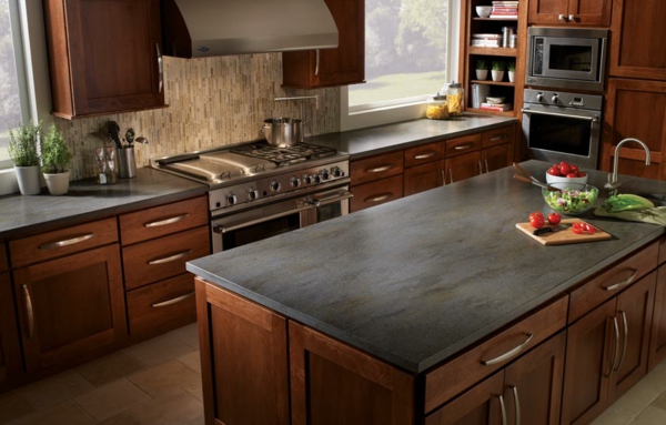 moderne-küche-arbeitsplatte-aus-naturstein-für-die-küche-schubladen aus holz