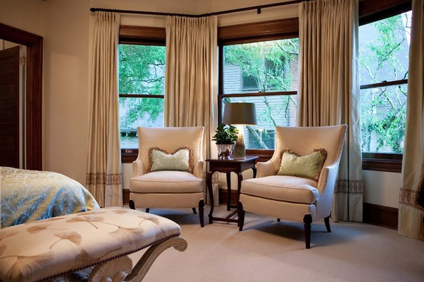 moderne-schöne-schlafzimmer gardinen-zwei sessel