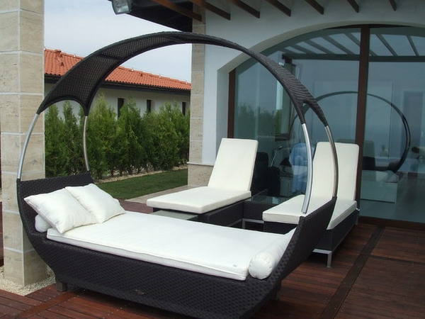 modernes-outdoor-bett-sehr-schön-gestaltet-weiße matratzen