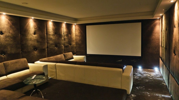 modernes-sofa-im-heimkino-gemütliche-atmosphäre- elegante beleuchtung