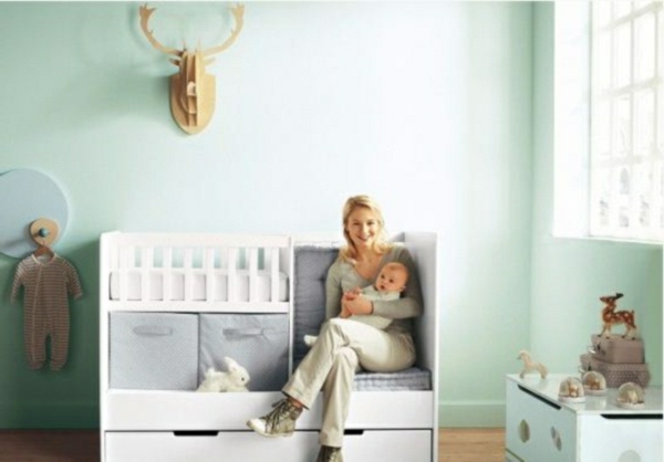 mutter-mit-baby-im-schönen-babyzimmer -wände in blau