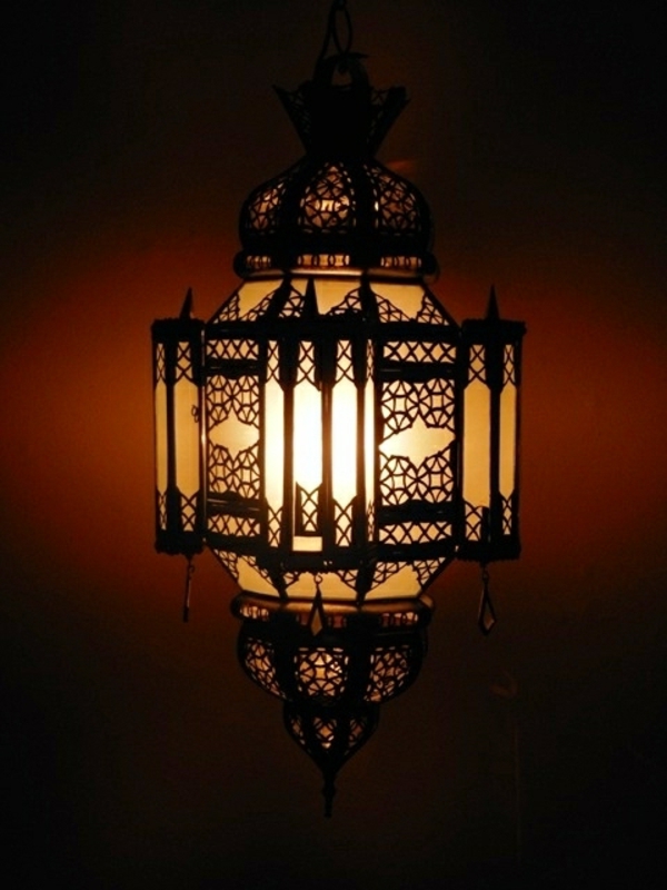 orientalische-lampe-im-dunklen-zimmer- elegantes design