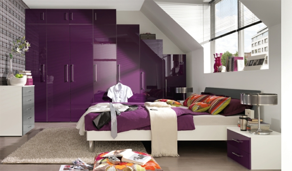 originelle-farbideen-für-schlafzimmer-lila-farbe-moderne dachwohnung