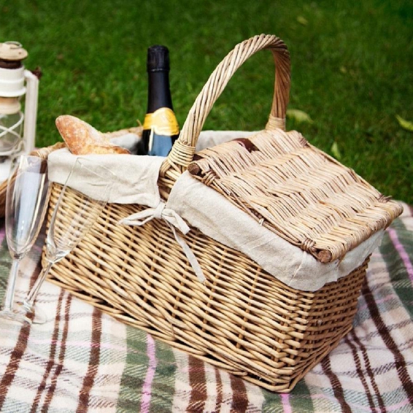 picknick-körbe-auf einer dicken decke auf dem grünen gras