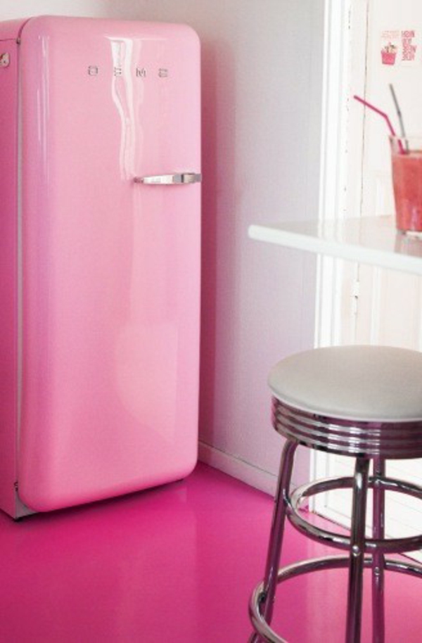 sweg kühlschrank in rosiger farbe-ein barstuhl daneben