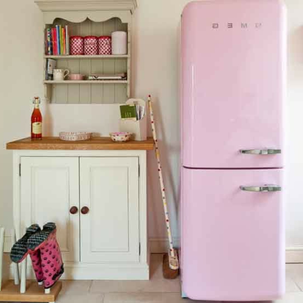 rosa-kühlschrank-smeg-sehr-schönes-modell- neben einem schrank in weiß