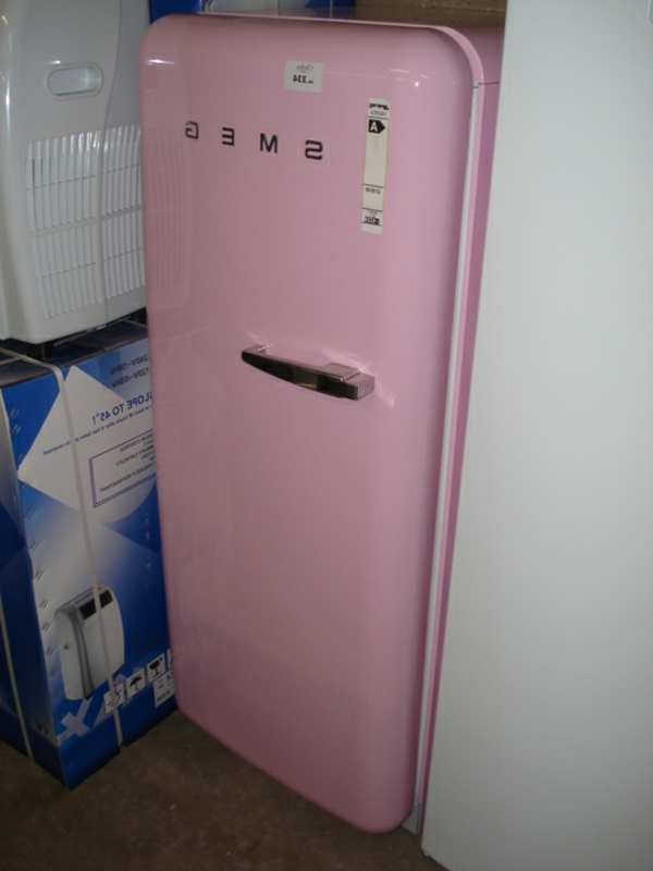 rosa-kühlschrank-smeg-in die ecke des zimmers stellen