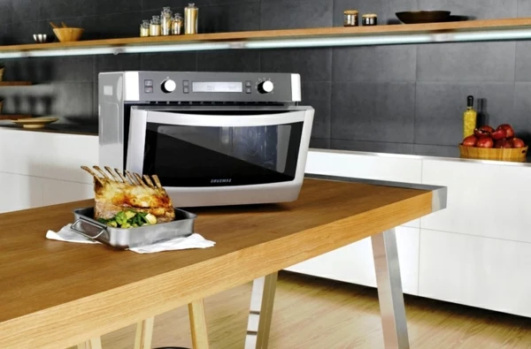 samsung-mikrowellen-moderne-große-küche-hölzerner tisch