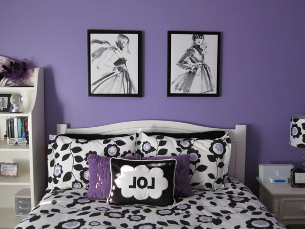 schlafzimmer-in-lila-zwei-bilder-an-der-wand-und-ein-schönes-bett-kissen