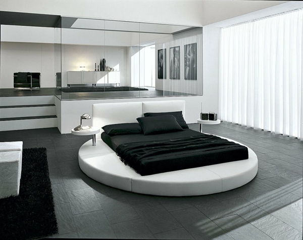 schlafzimmer-in-weiß-und-schwarz-spiegel an der ganzen wand