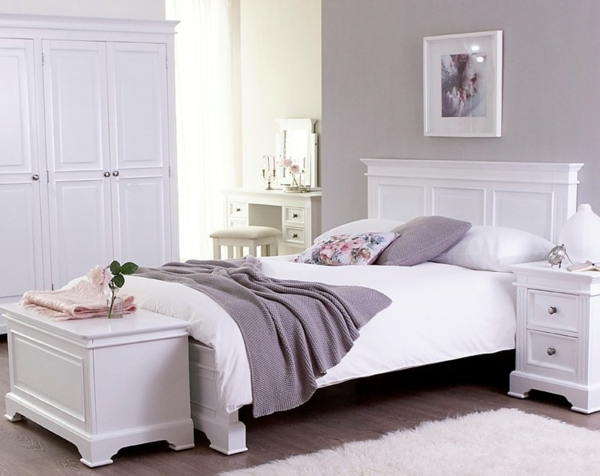 schlafzimmermöbel-in-weiß-super-wirkend-lila nuancen