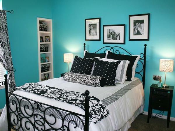 schwarz-weiße-bettwäsche-und-blaue-wand-für-ein-schönes-schlafzimmer- schönes bett