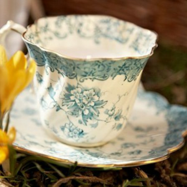 schön-wirkende-vintage-kaffee-tasse- farbe weiß und blau