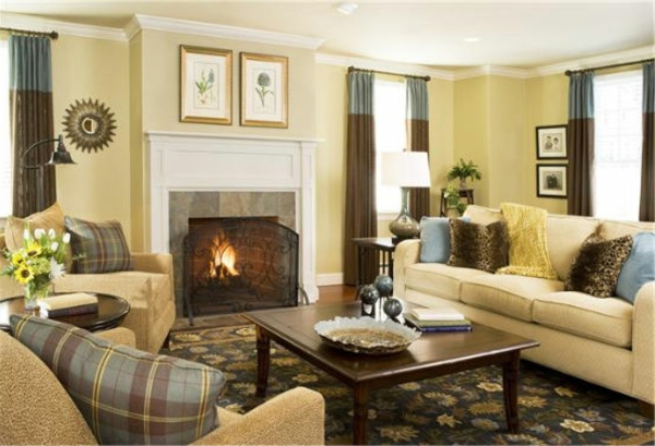 schöne-einrichtungsideen-für-wohnzimmer- zweifarbige gardinen und eine feuerstelle
