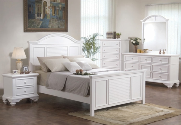 schöne-schlafzimmermöbel-in-weiß-bild an der wand