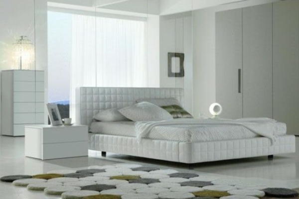 schönes-weisses-bett-im-schlafzimmer-moderner teppich