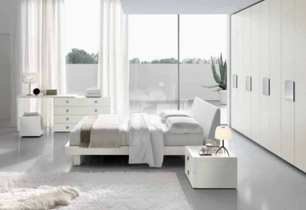 schönes-weißes-schlafzimmer-glaswand