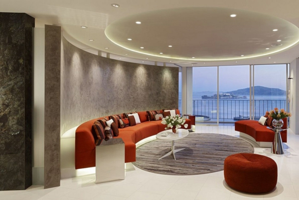 sehr-extravagante-wohnzimmereinrichtung-beispiele-super großes sofa mit zahlreichen dekokissen