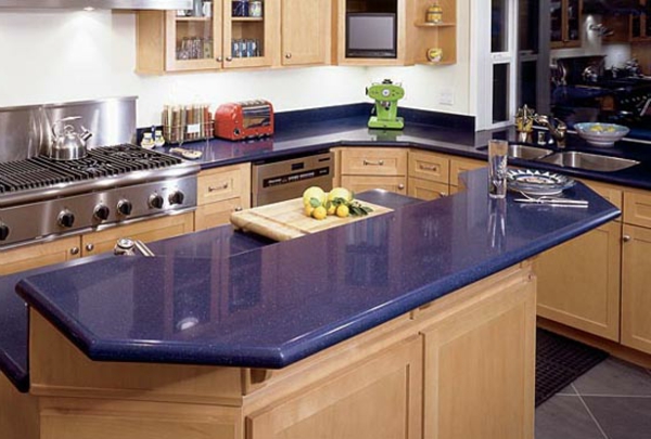sehr-interessante-gestaltung-arbeitsplatte-aus-naturstein-für-die-küche-lila farbe