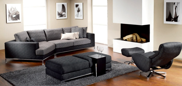 sehr-schöne-wohnzimmereinrichtung-beispiele- möbelstücke in grauer farbe und ein kamin