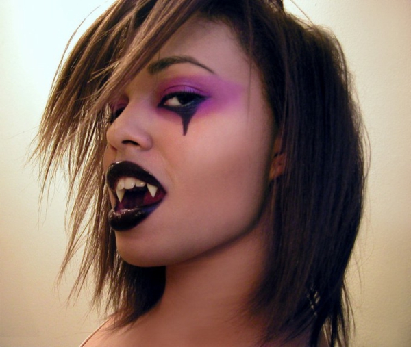 sexy-vampir-mädchen-lippen in schwarz