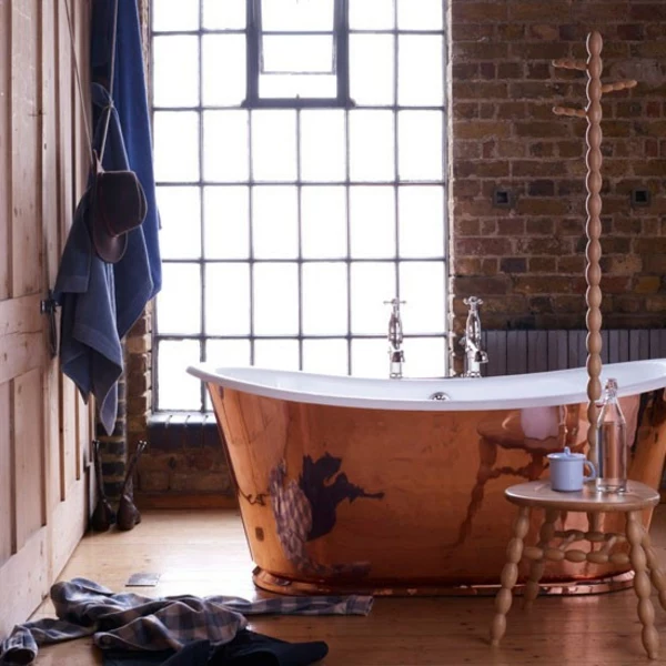 super-interessantes-badezimmer-im-landhausstil- freistehende badewanne
