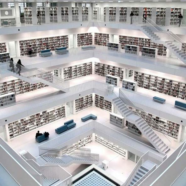 super-kreative-idee-für-bibliothek-viele etagen und weiße farbe