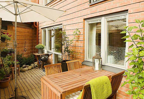 terrasse-aus-holz-sehr-schön- sonnenschirm-moderne gestaltung