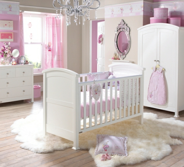 ultramoderne-babyzimmergestaltun-weiß-und-rosa-rosige gardinen