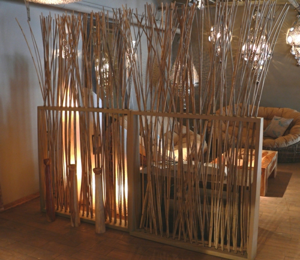 viele-bambusstäbe-dekoration-eine trennwand