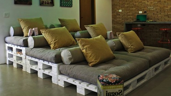 viele-dekokissen-sofa-im-heimkino- dekokissen in brauner farbe