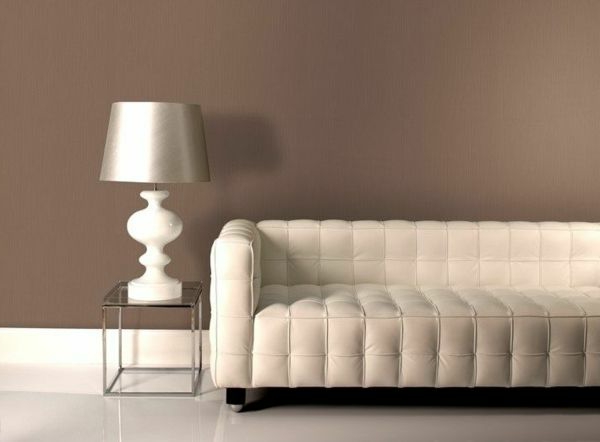 wandfarbe-mocca-sofa-in-weiß