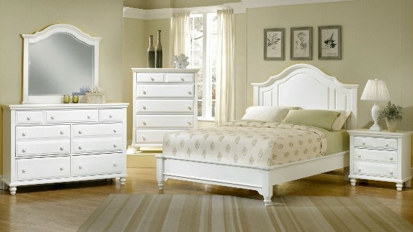 weiße-möbelstücke-für-schlafzimmer-wandfarbe taupe