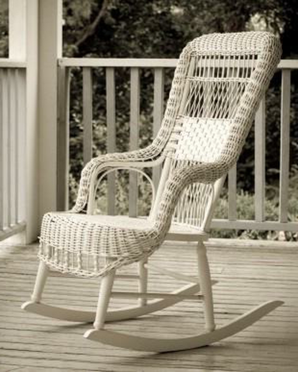 weißer-schaukelstuhl-aus-rattan- veranda gestaltung