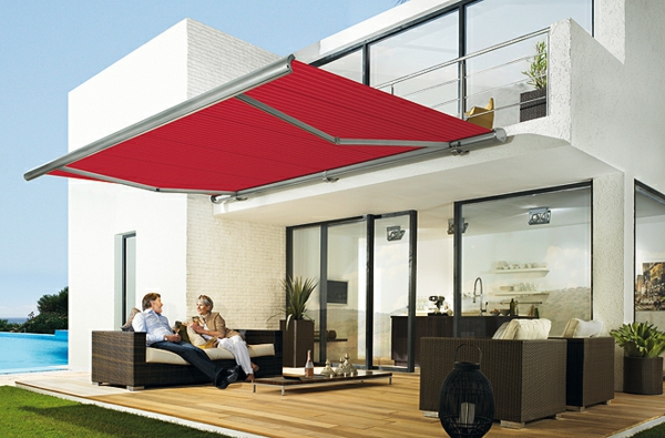 weißes-haus-und-rotes-sonnensegel-für-terrasse