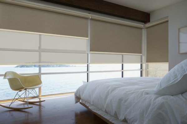 schönes schlafzimmer mit weißen bettbezügen und jalosen-blick aufs meer