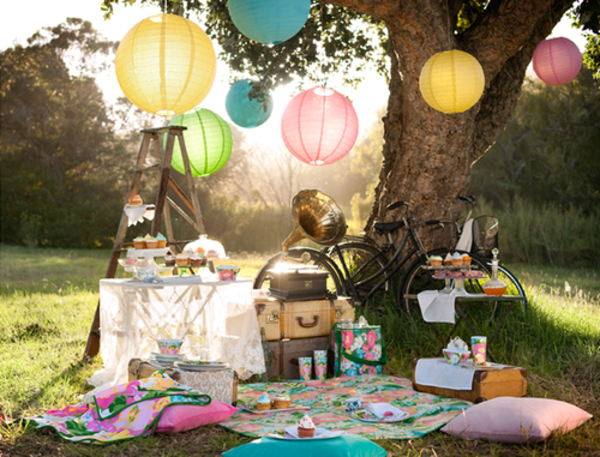 wunderschöne-dekoration-für-picknick-bunte vom baum hängende kugeln