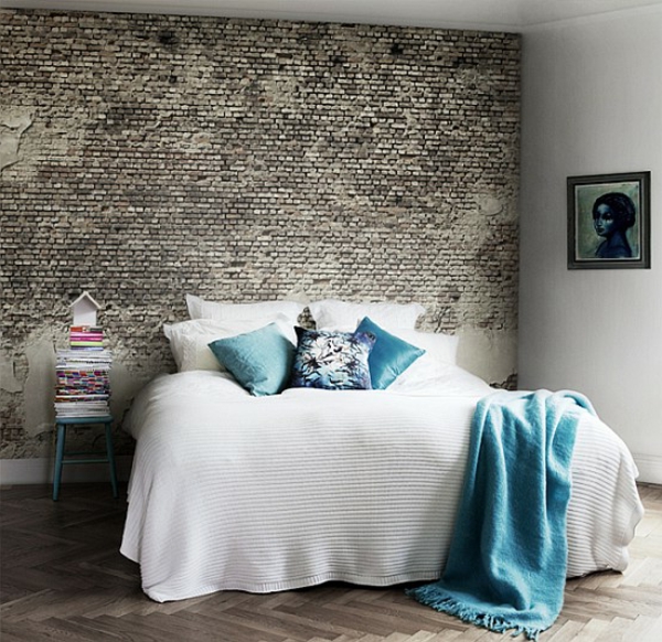 ziegelmauer-schlafzimmer-mit-blauen-kissen
